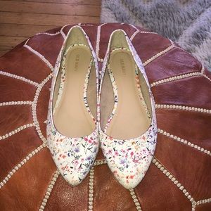 Like-new Old Navy Floral Flats. Size 8.